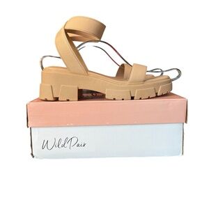 Wild Pair Women's Beige Chunky Sandals NIB‎